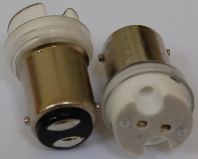 ADAPTER: CONVERTS B15d SOCKET TO G4
