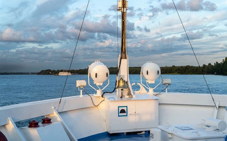 Commercial Marine Searchlights: Choosing the Right Bulb Commercial Marine Searchlights: Choosing the Right Bulb